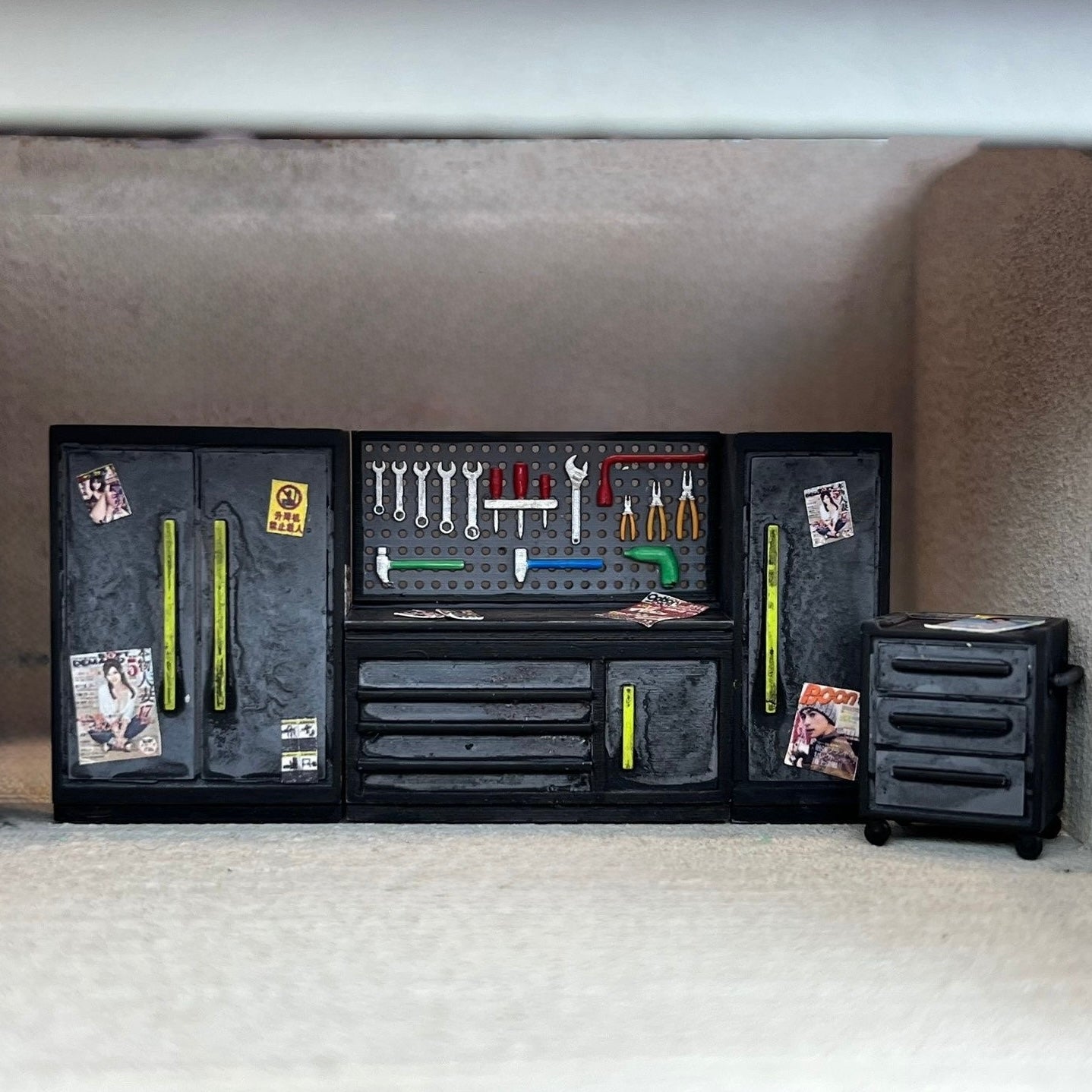 1:64 4pc Weathered Garage Tool Storage