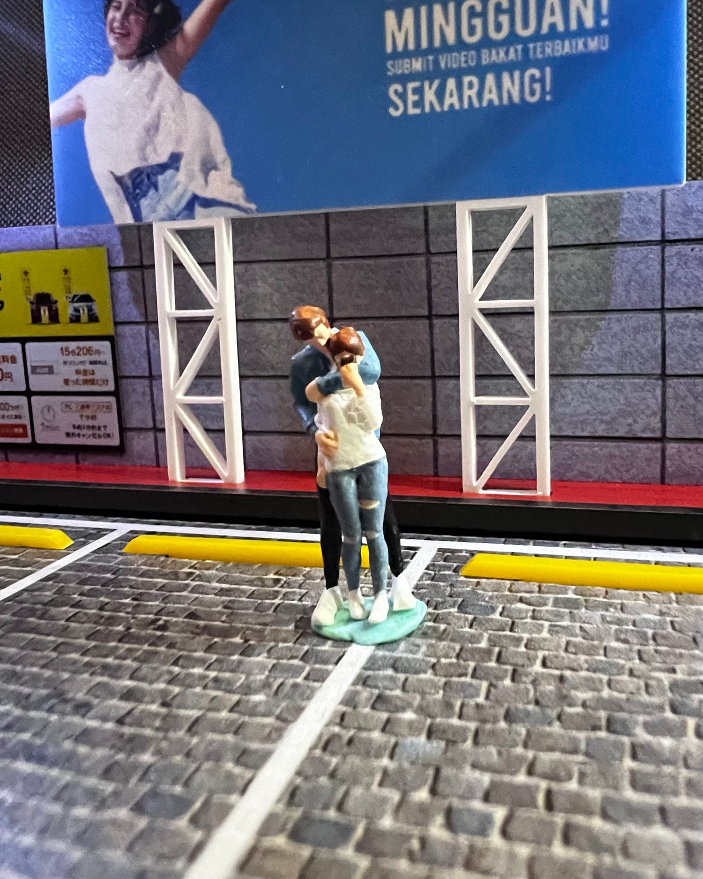 1:64 Couple Miniature figures.